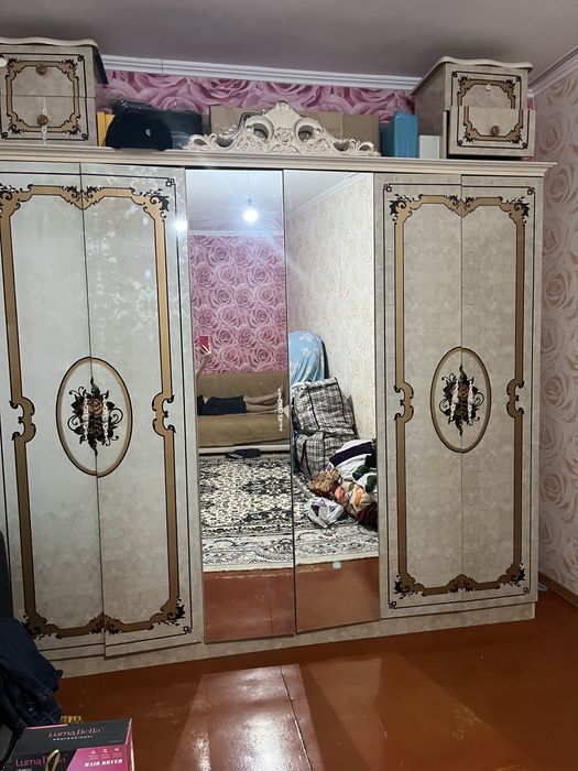 Спальный гарнитур: большой шкаф + туалетный столик с зеркалом