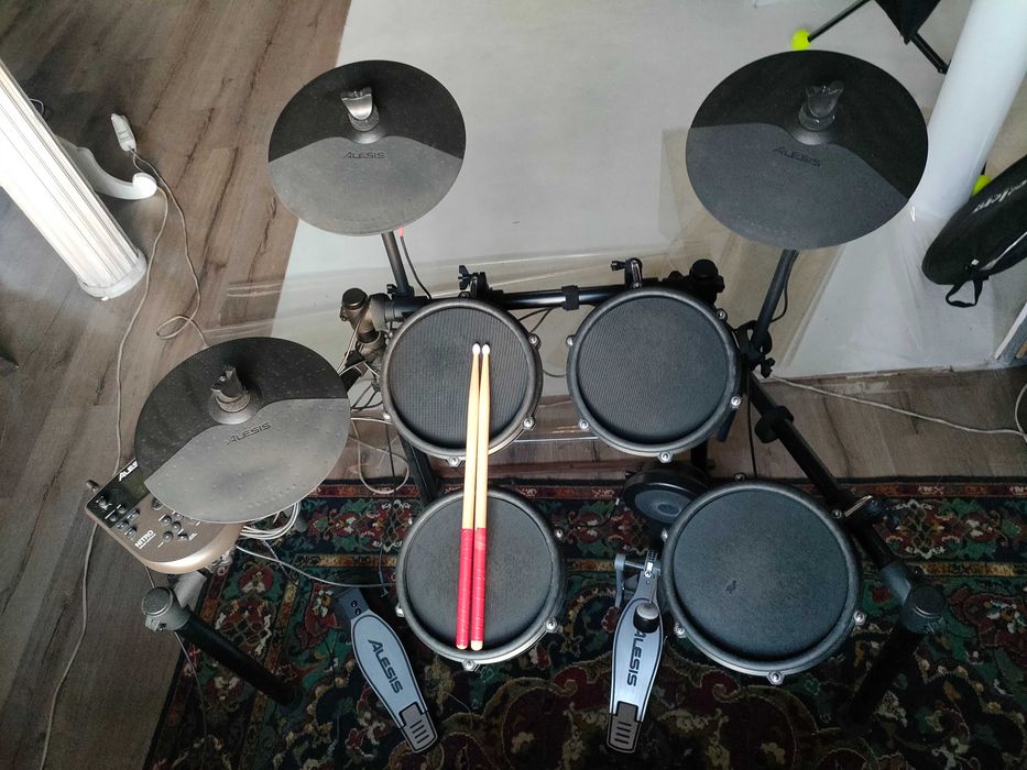 Электронная ударная установка Alesis
