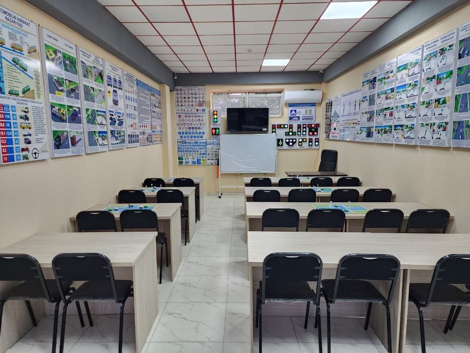 Автошкола обучает на курсы подготовки водителей категории "В".