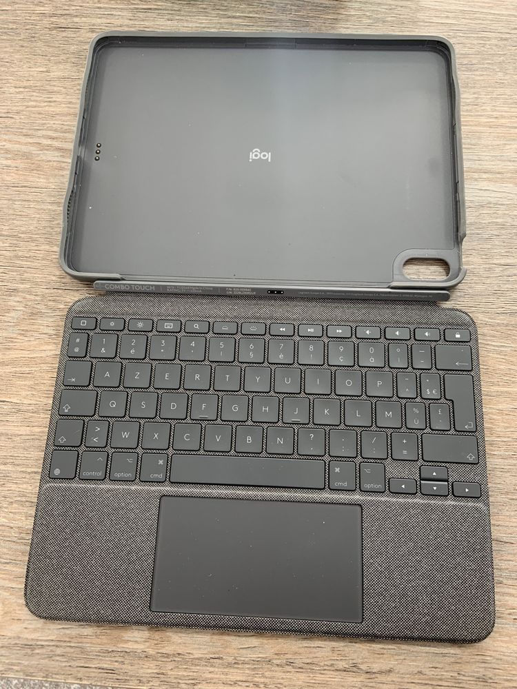 Logitech, husa cu tastatura ipad Air generatia 4 si 5