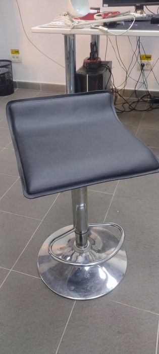 Scaun de bar reglabil, picior cromat, stare bună