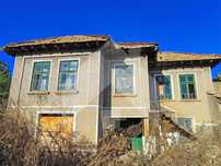 ПРОДАВА се тухлена къща с 890квм двор край Нови пазар (обл. Шумен).