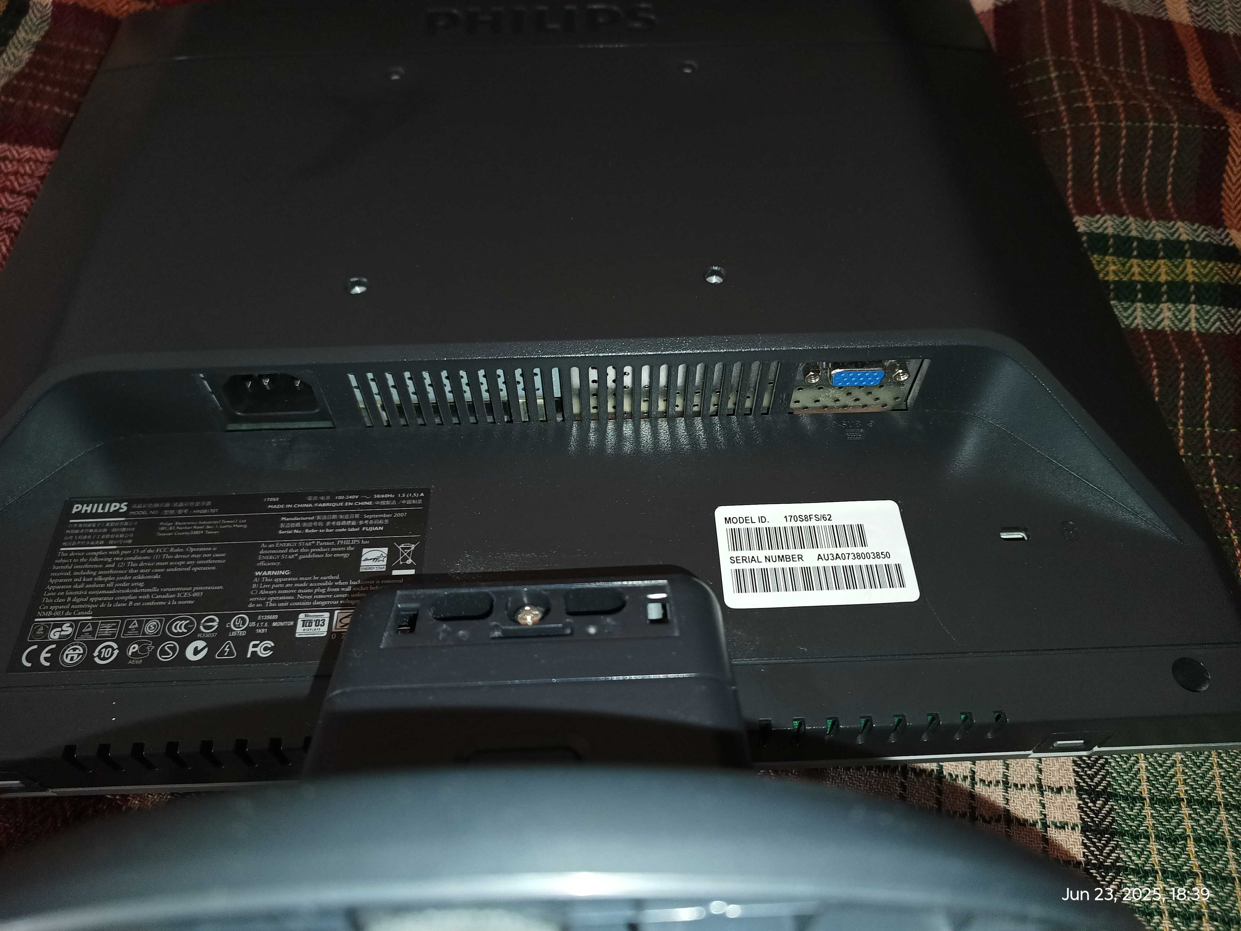 Продавам TFT монитор Philips 170S 17 инча, 1280х1024, VGA