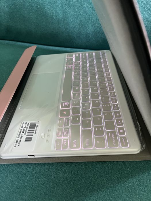 Husa cu tastatura wireless iPad 12.9 din piele rosegold