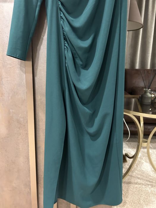 Елегантна рокля с един ръкав