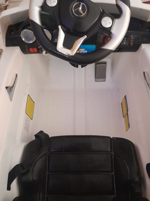 Mașinå Mercedes pentru copii de 1 An