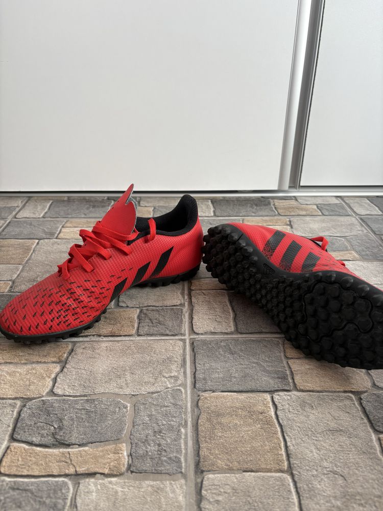 Adidas predator pentru sintetic. Marimea 40