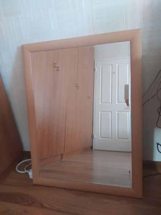 Зеркало в деревянной рамке