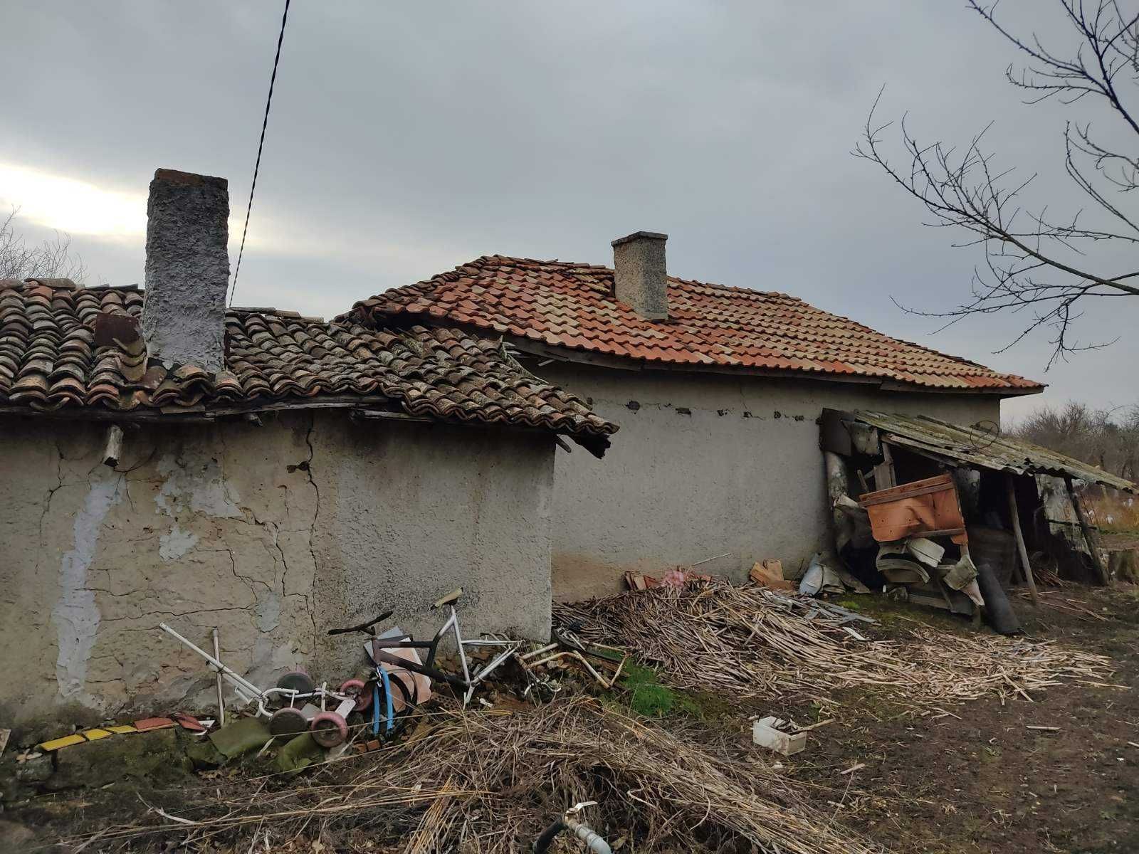 Къща за ремонт на 19 км от гр. Добрич в с. Равнец