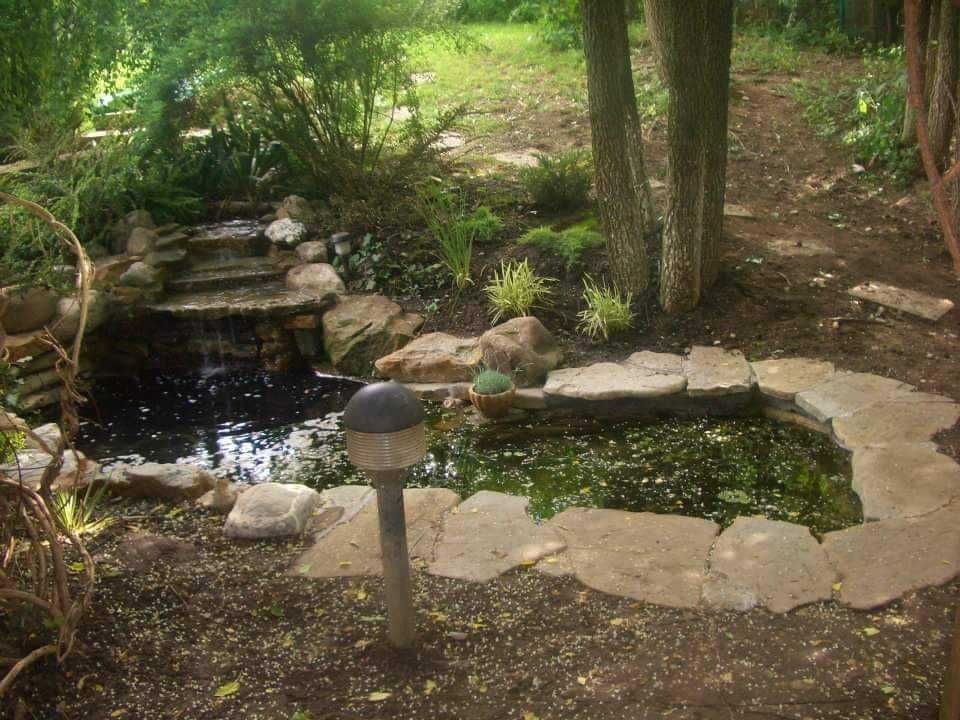 Cascade din piatra naturala cu bazin de apa ornamental