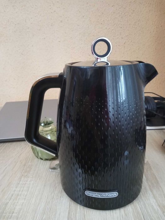 Vând fierbător nou nouț Morphy Richards