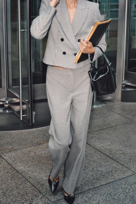 Фирменный костюм в гусиную лапку 

Укороченный жакет

Прямые