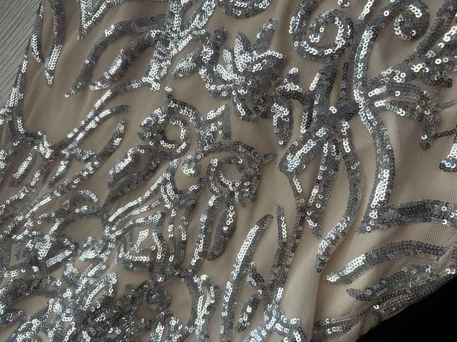 Сребърна рокля, подходяща за повод