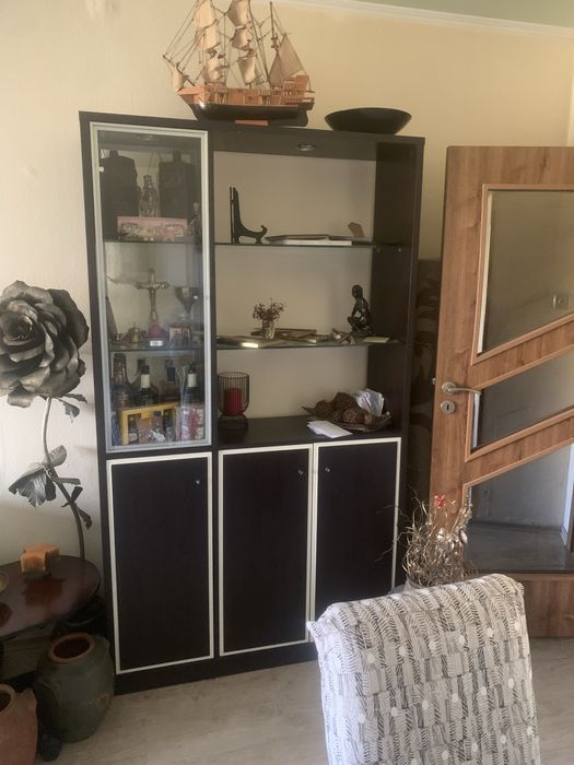 Бюфет/секция, вратички отварящи се отзад и тпред.