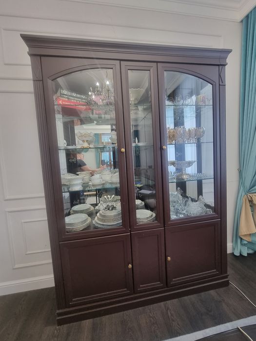 Продам классическую витрину, производства Италии,массив бука