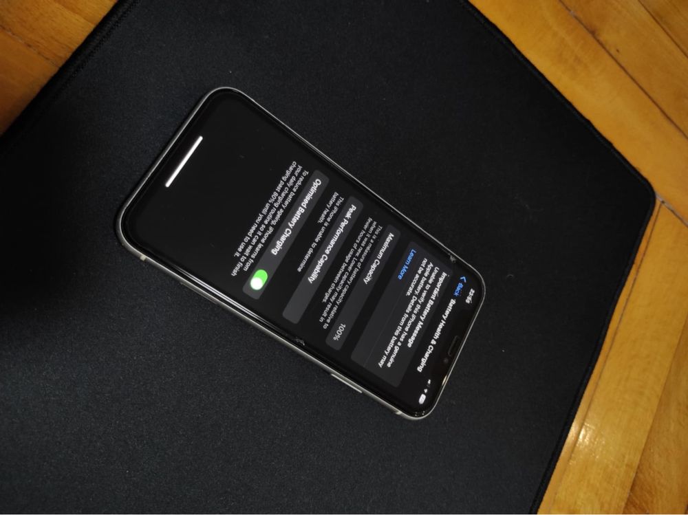 iPhone XR и безжични слушалки Sony