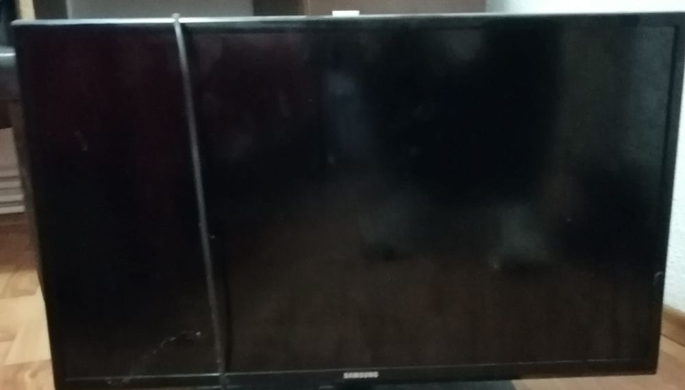 TV Samsung UE32EH4003W – ecran ars / defect – pentru piese
