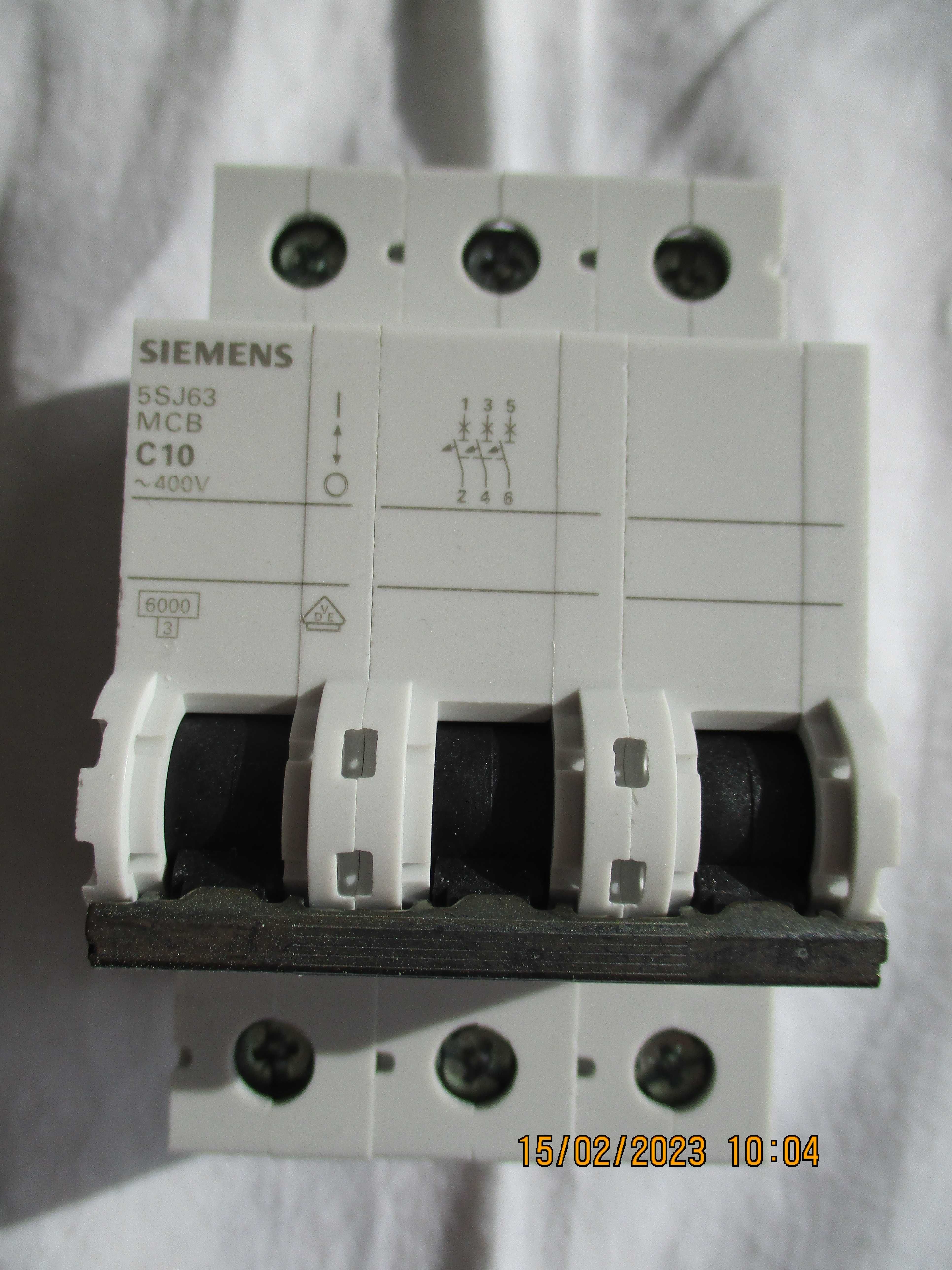 Продавам Автоматични предпазители Siemens 5SJ6 305-7 С 0,5  3Р