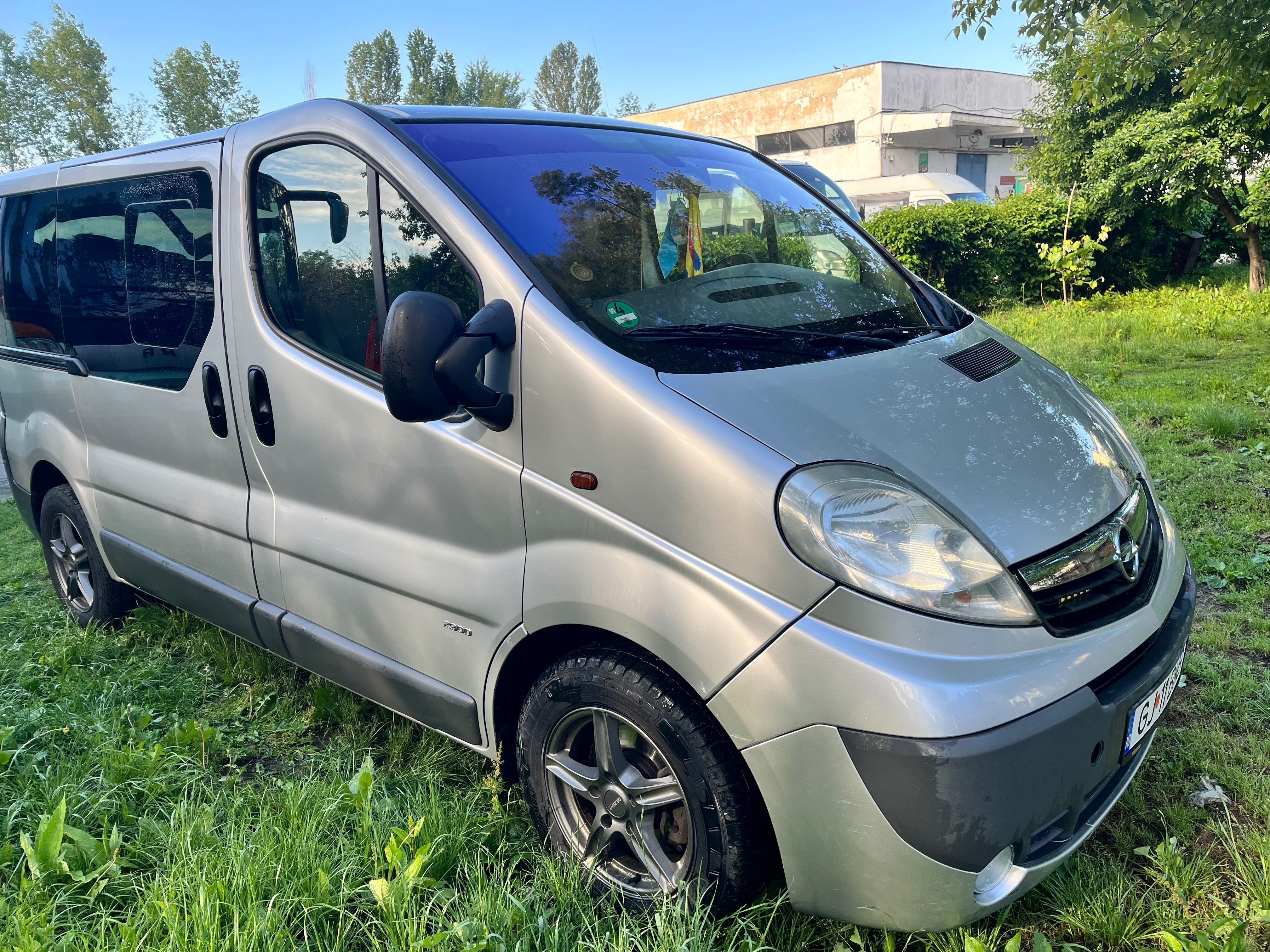 Opel Vivaro 8+1 locuri