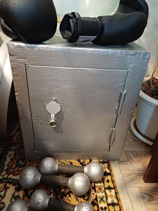 Продам сейф, толстый металл, размер 40×40