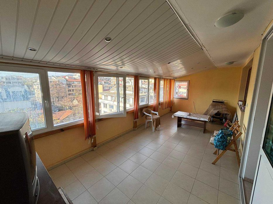 Продава двустаен с голяма тераса-хол в широк център