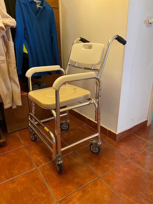 Vand scaun WC cu rotile impermeabil, nefolosit