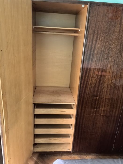 Лакиран гардероб