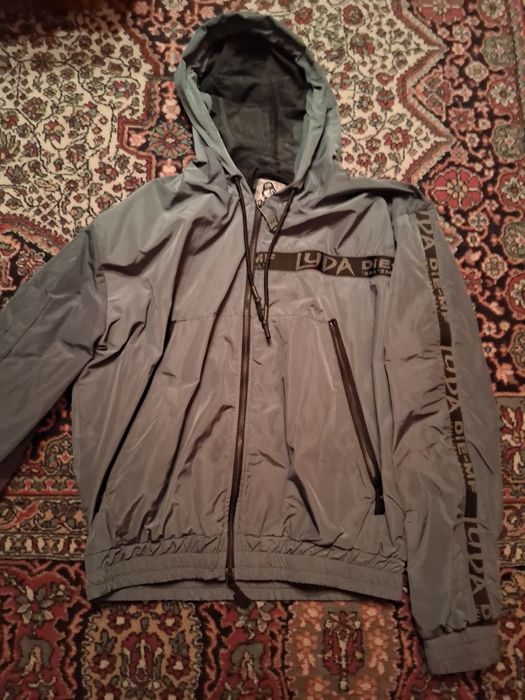 Продавам и бартя рядка ветровка на луда
