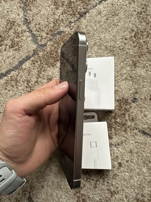 iPhone 15 Pro Max White, perfect functional, cu ecran fisurat