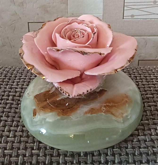 Керамическая роза на подставке