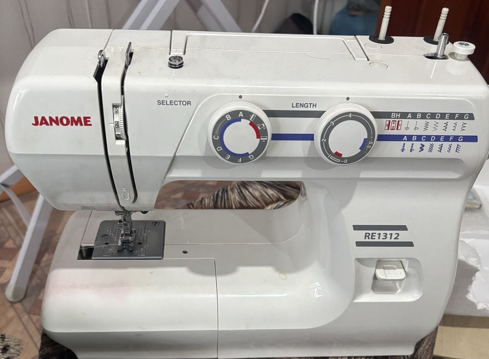Швейная машина Janome RE1312 б/у рабочая,отличном состояний