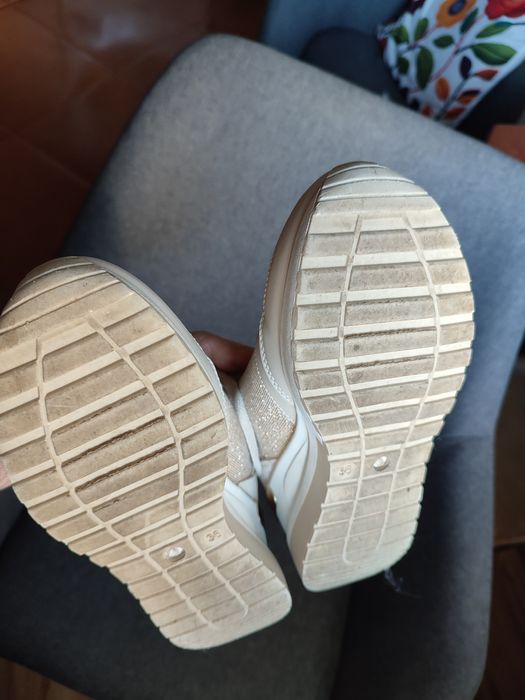 Бежово-златисти маратонки на платформа