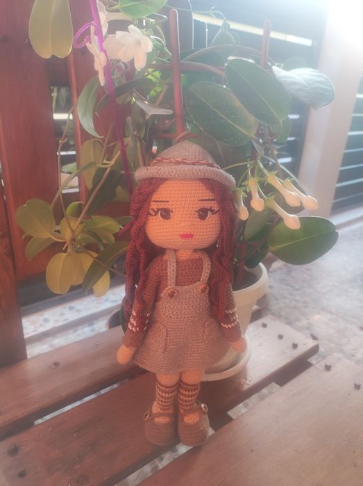 Păpușă croșetată manual