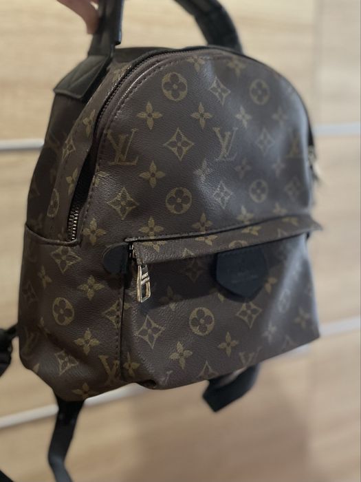 Среден размер раница на Louis Vuitton