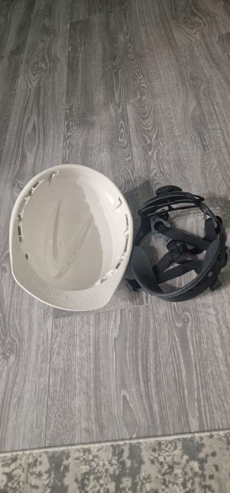 Продаю каску тшо с наушниками!