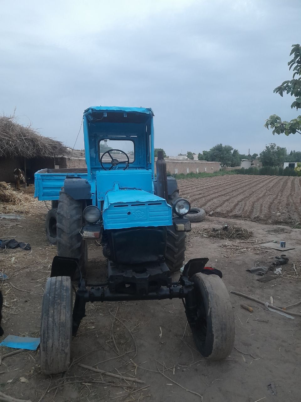 T28 traktor sotiladi