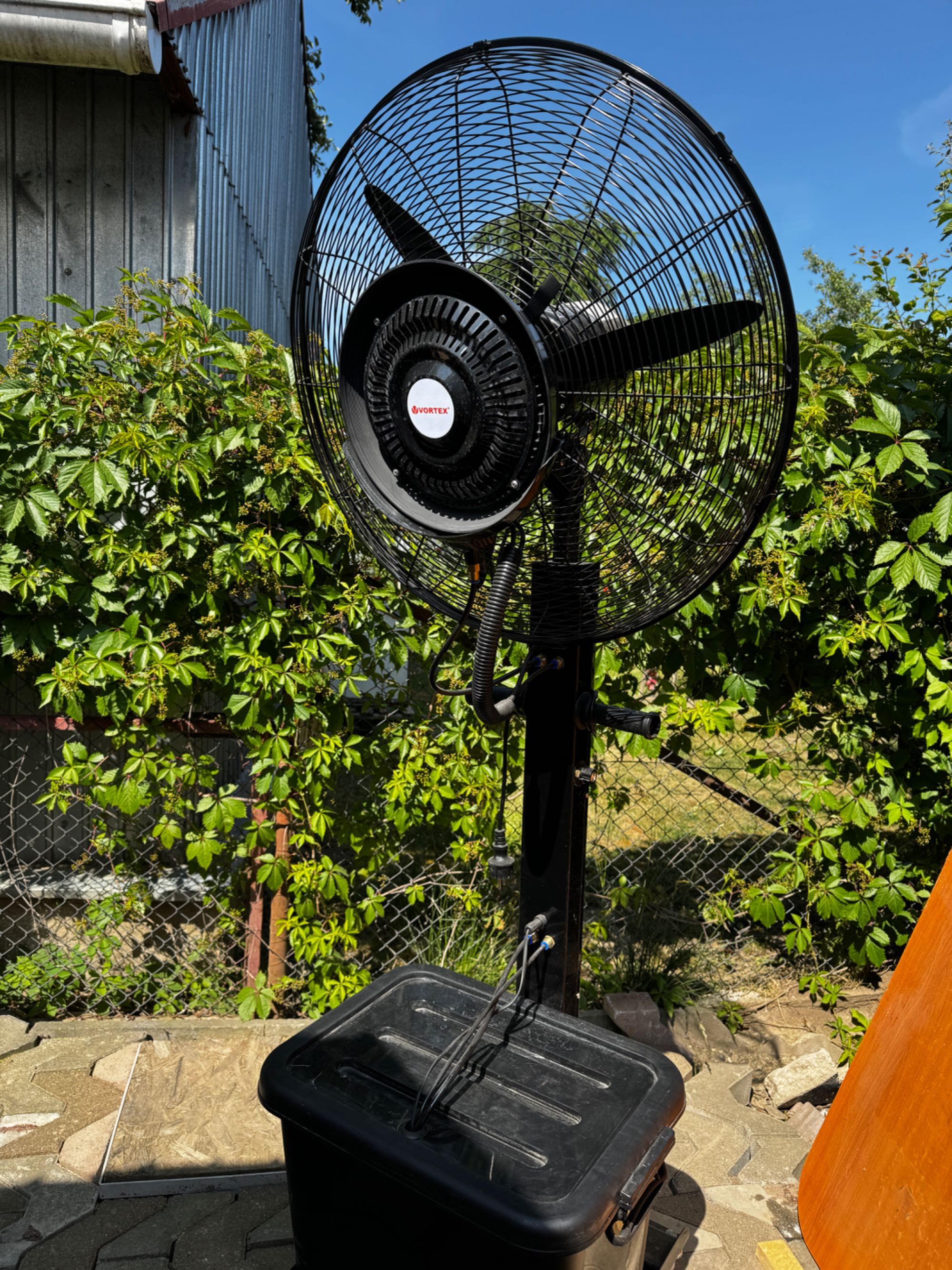 Vând ventilator cu stropi de apă (funcție pulverizare).