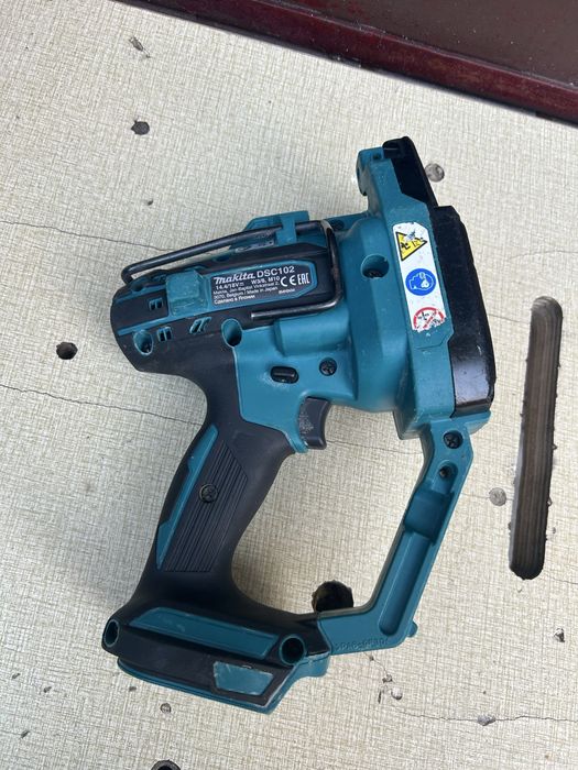 Masina taiat bare filetate Makita DCS102