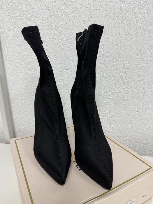 Черни боти на ток