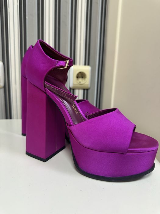 Цикламени обувки на ток Зара