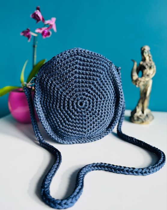Плетена кръгла чанта