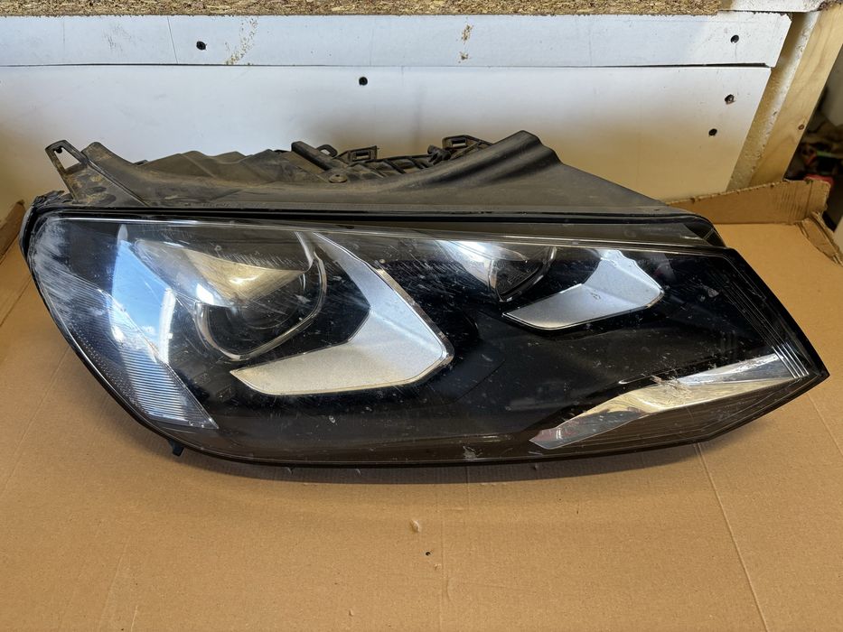 Far Dreapta VW Touareg 7P xenon