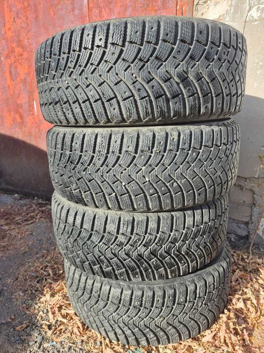Продам зимнюю шипованную резину  Michelin