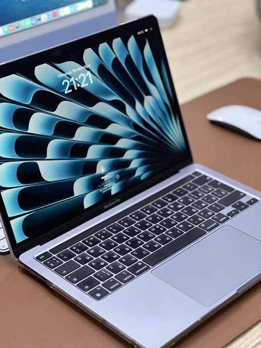 Macbook 13 pro m1 2020 сост идеал в комлекте зарядка и блок 370тыс