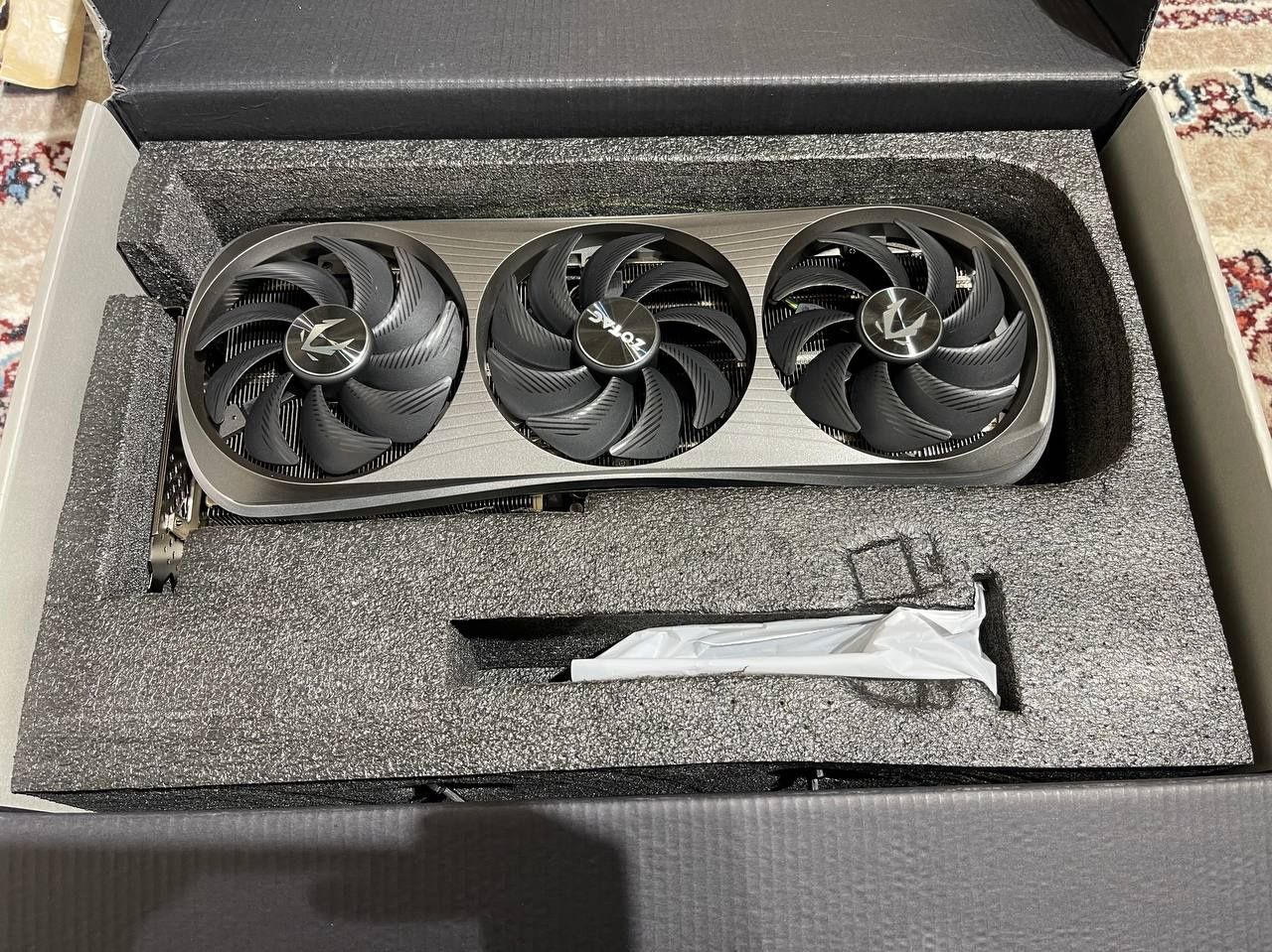 Продам Видеокарту RTX4070ti Zotac AMP Extreme Aero