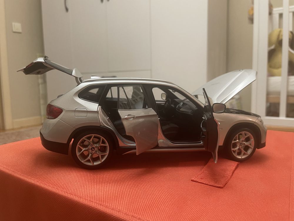 Модель авто BMW X1 1/18