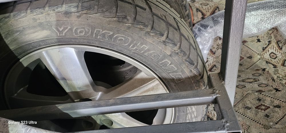 Продам зимние шины б/у Nokian комплект 4 шт и Yokohama 1 шт