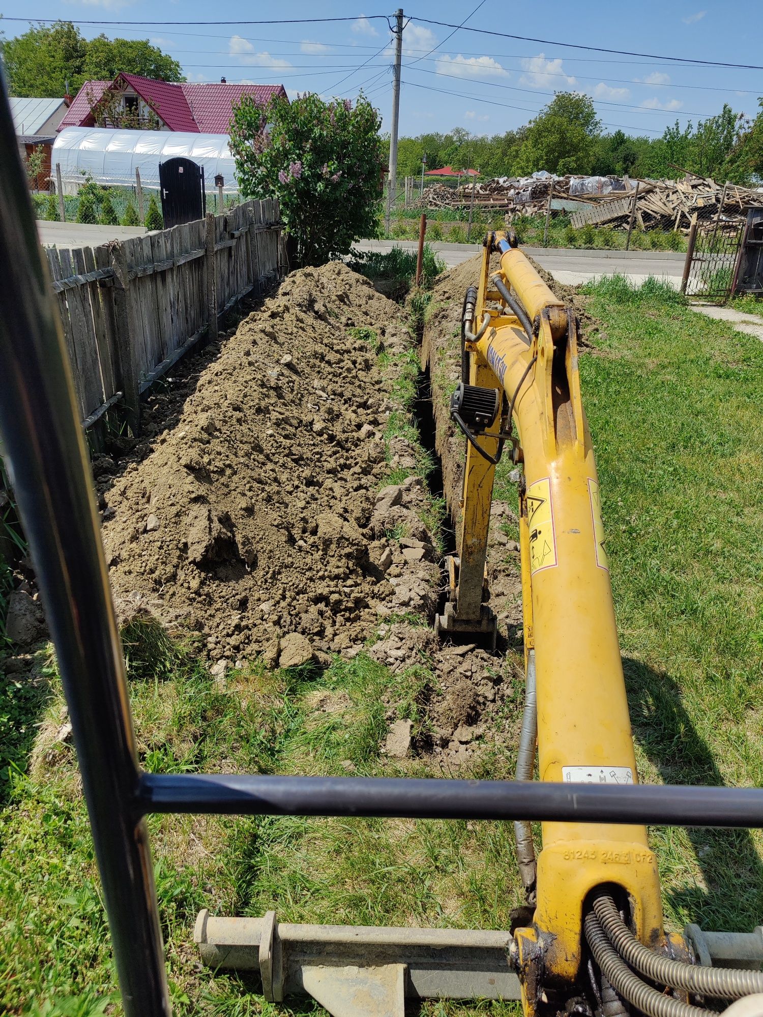 Închiriez miniexcavator cu operator