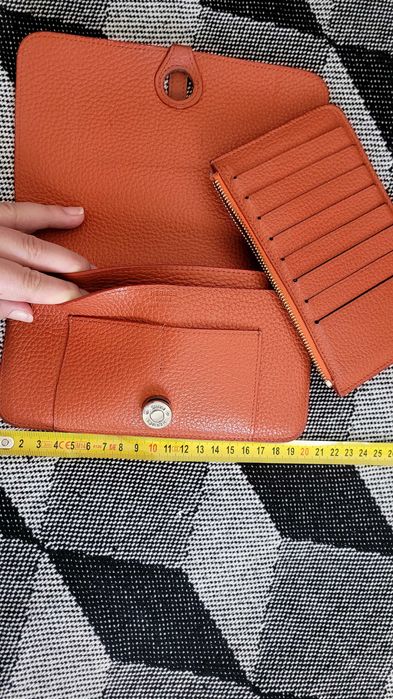 Portofel portocaliu piele. Folosit des dar ingrijit, stare buna