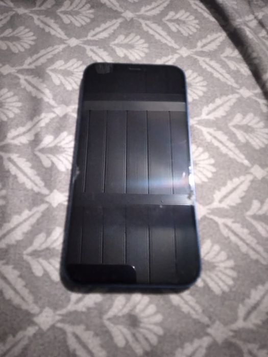 Vând sau schimb iPhone 12 este sparta doar folia inrest impecabil